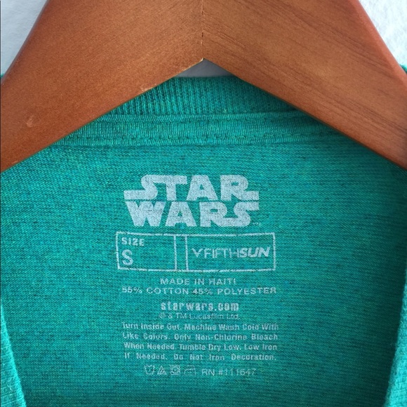 ✨STAR WARS T-Shirt featuring R2D2 art - Size S✨ - Picture 3 of 6